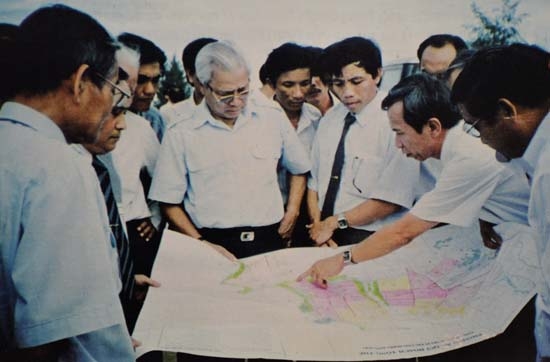 Cố Thủ tướng Võ Văn Kiệt thi sát khu vực Vạn Tường - Dung Quất để ra quyết định xây dựng NMLD đầu tiên của Việt Nam tại đây (Ảnh tư liệu)