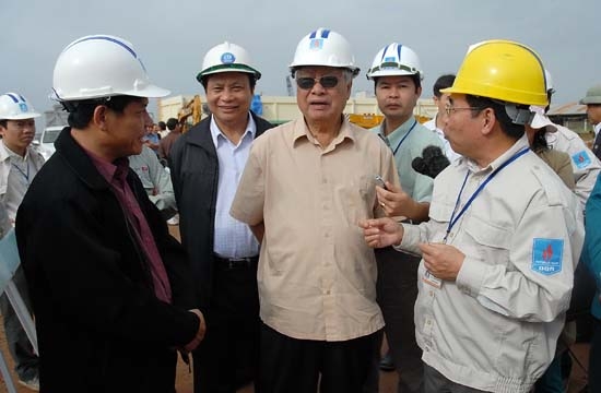 Cố Thủ tướng Võ Văn Kiệt thăm công trường xây dựng NMLD Dung Quất. Tháng 12.2007