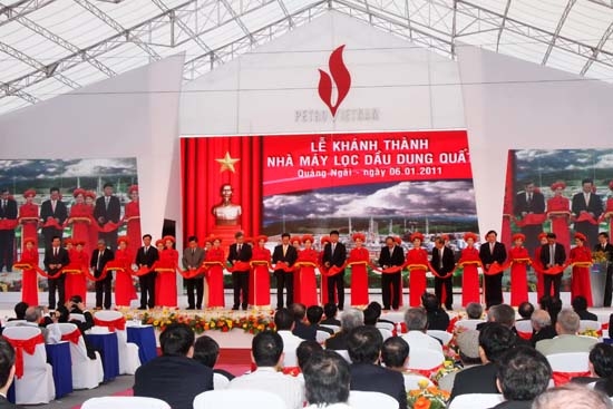 Ngày 6/1/2011 Lễ khánh thành NMLD Dung Quất được tổ chức long trọng tại Nhà máy. Các vị lãnh đạo Đảng và Nhà nước cắt băng khánh NMLD Dung Quất. 