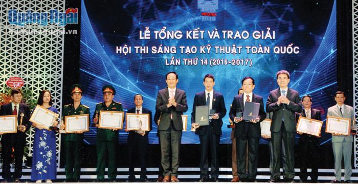  Kỹ sư Nguyễn Thị Minh Uyên và Võ Thành Đàng (ngoài cùng bên trái) được trao giải tại Hội thi Sáng tạo kỹ thuật toàn quốc lần thứ 14, hai công trình được đưa vào Sách vàng Sáng tạo Việt Nam năm 2018.                                                                                                                                       Ảnh: P.DANH