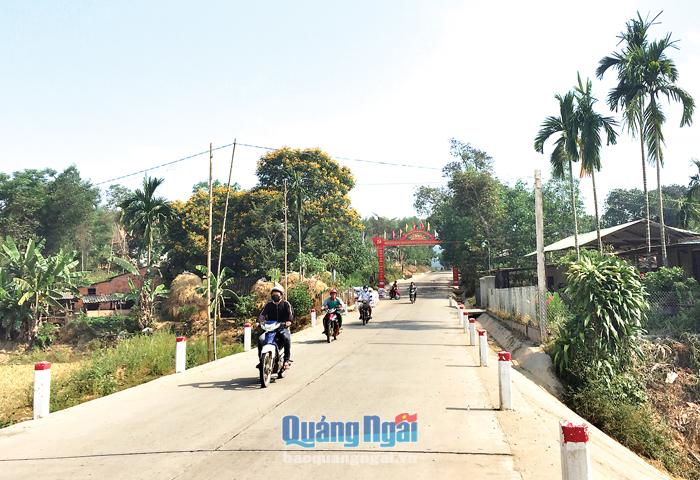 Nhiều tuyến đường trên địa bàn huyện Ba Tơ được mở rộng, nâng cấp nhờ người dân đồng thuận hiến đất. Trong ảnh: Tuyến đường nối Quốc lộ 24 đi các xã Ba Thành, Ba Vinh.
