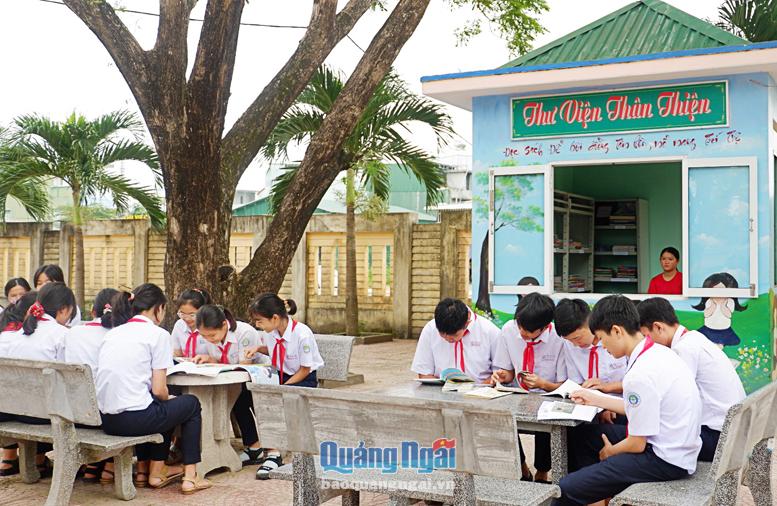 Học sinh Trường THCS thị trấn La Hà (Tư Nghĩa) đọc sách tại thư viện mini ở sân trường.