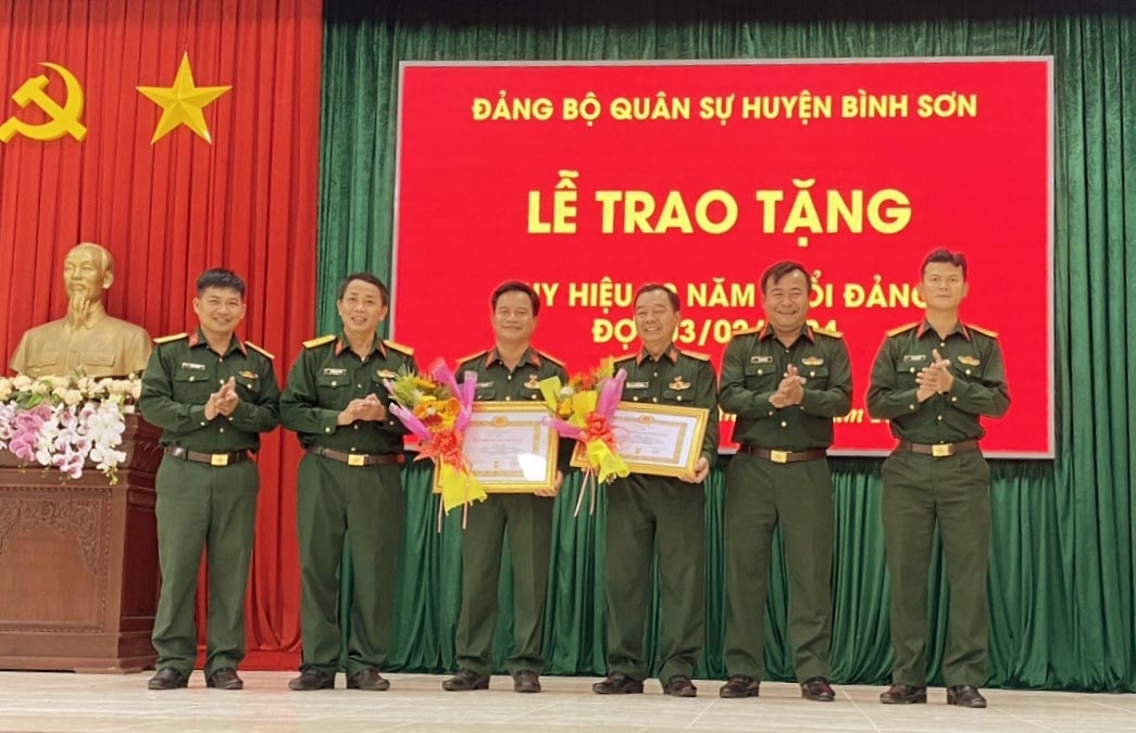 Trao tặng Huy hiệu 30 năm tuổi Đảng cho 2 đảng viên là sĩ quan quân đội