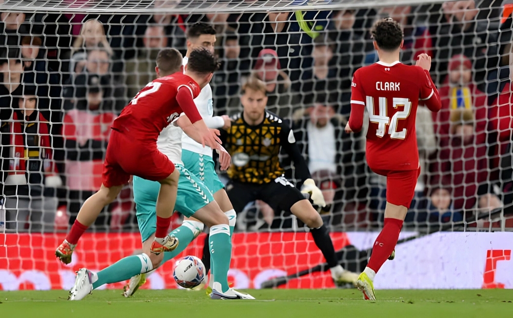 Liverpool đè bẹp Southampton, chạm mặt Man Utd tại tứ kết