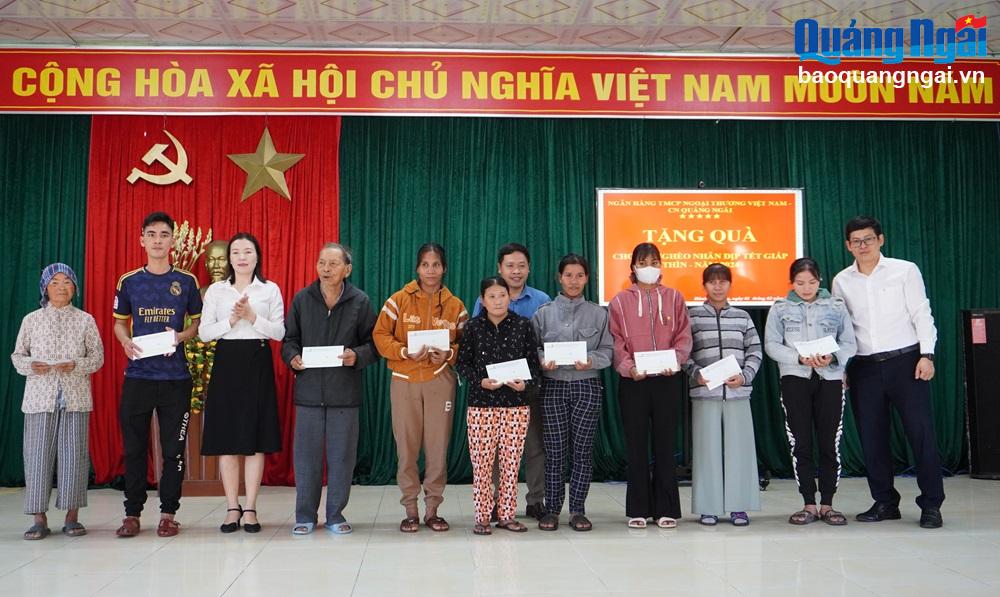 Báo Quảng Ngãi và Vietcombank Quảng Ngãi: Tặng quà Tết cho người nghèo ở huyện Nghĩa Hành
