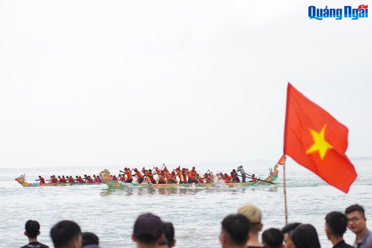 Sôi nổi lễ hội đua thuyền truyền thống của ngư dân Tịnh Kỳ