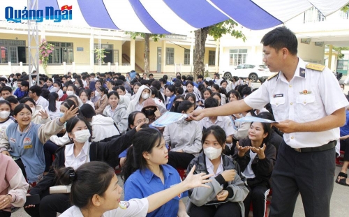Lữ đoàn 680 tuyên truyền biển, đảo và thu hút nguồn nhân lực tại Quảng Ngãi