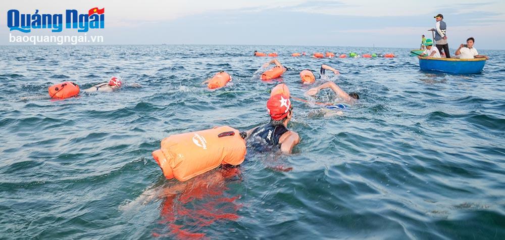 Lý Sơn tổ chức Giải Bơi vượt biển 