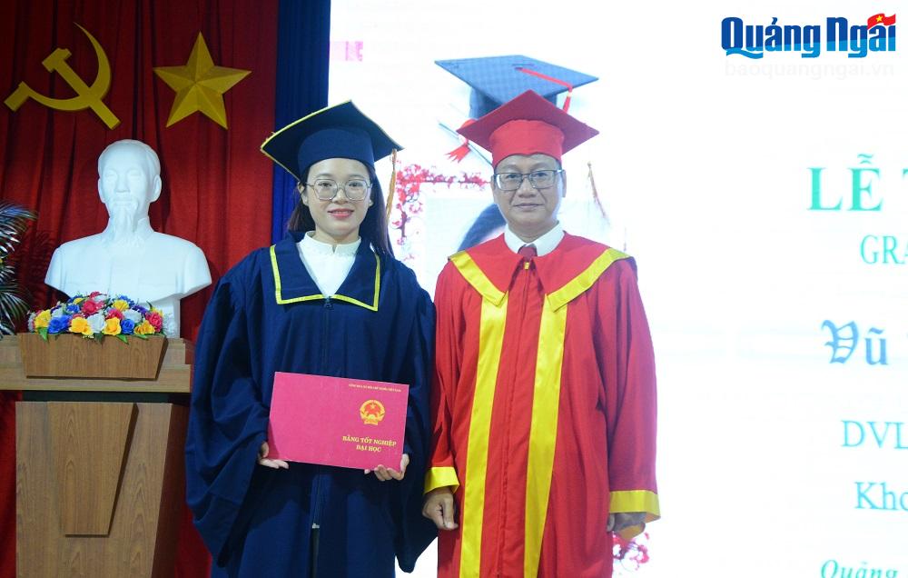 Trường Đại học Phạm Văn Đồng trao bằng tốt nghiệp cho 270 sinh viên
