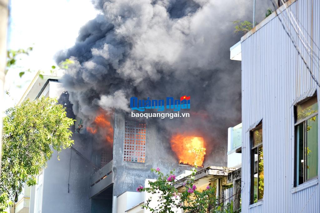 Cháy nhà kho cửa hàng nhựa ở trung tâm TP.Quảng Ngãi