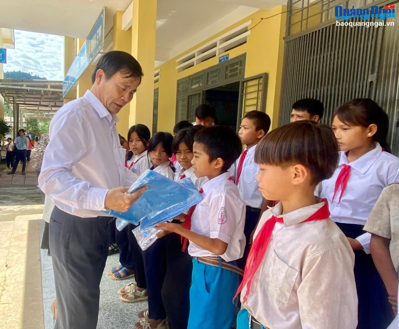 Tặng áo mưa cho học sinh Sơn Bua