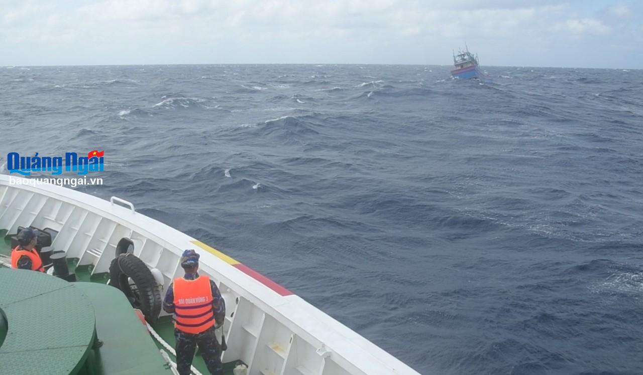 Tàu Hải quân lai dắt tàu cá Quảng Ngãi bị nạn trên biển