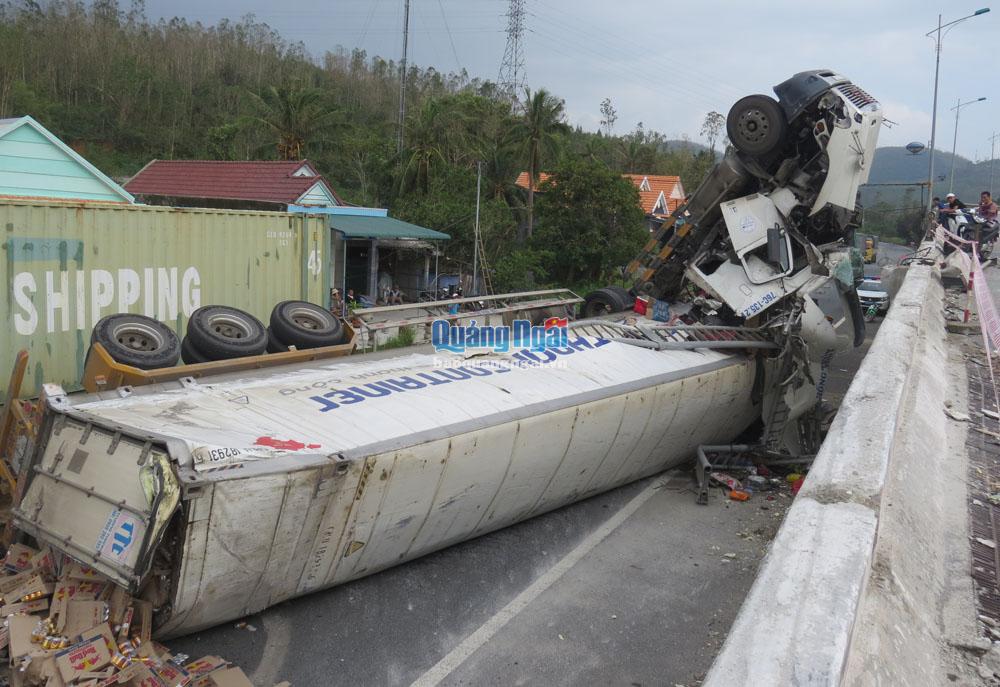 Xe container rơi từ cầu vượt xuống đường, hai người bị thương