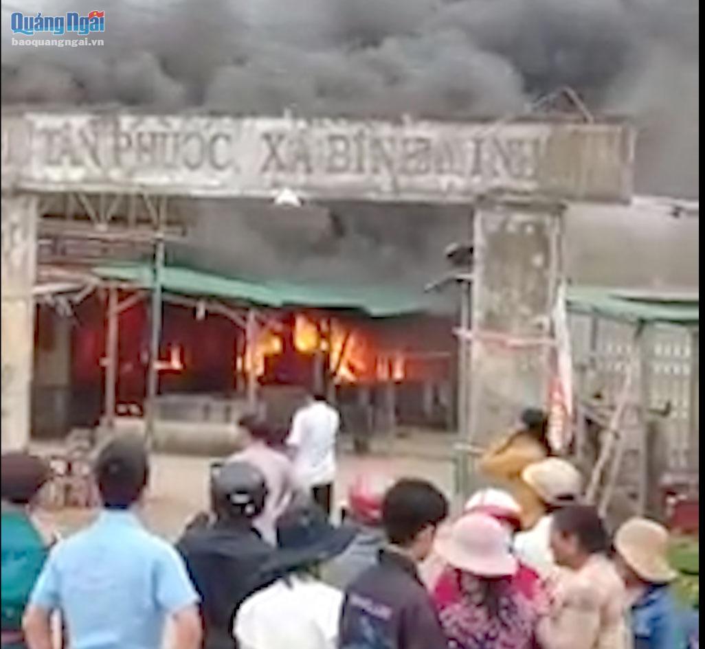 Hỏa hoạn thiêu rụi chợ Tân Phước, xã Bình Minh
