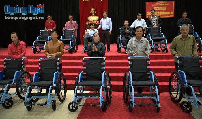 Trao tặng 520 xe lăn cho người khuyết tật trên địa bàn tỉnh