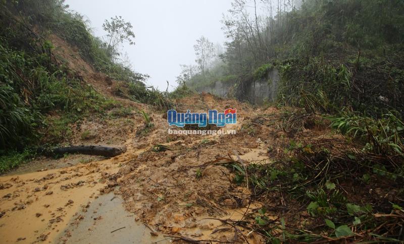 Video: Sạt lở nhiều tuyến đường ở huyện Sơn Tây