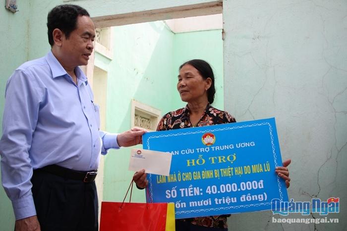 Ủy ban Trung ương MTTQ Việt Nam: Trao 12 tỷ đồng hỗ trợ Quảng Ngãi khắc phục hậu quả bão lũ