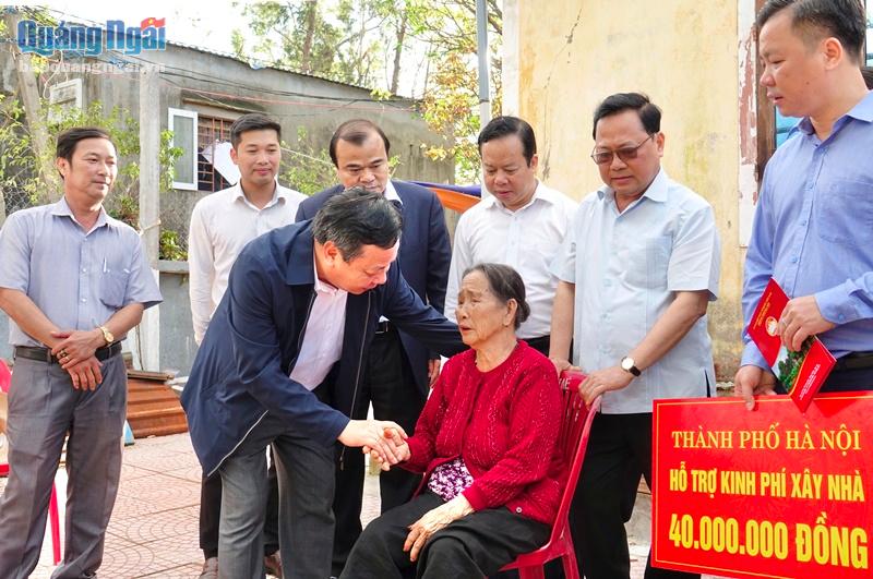 Phó Bí thư Thành ủy Hà Nội Nguyễn Văn Phong thăm tặng quà tại Quảng Ngãi