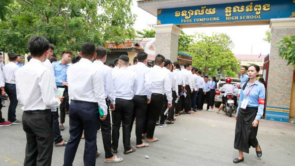 Thủ tướng Campuchia cho tất cả học sinh lớp 12 tốt nghiệp không cần thi
