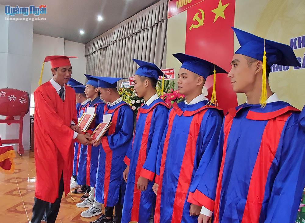 Trường Cao đẳng Kỹ nghệ Dung Quất khai giảng năm học mới và trao bằng tốt nghiệp cho HSSV
