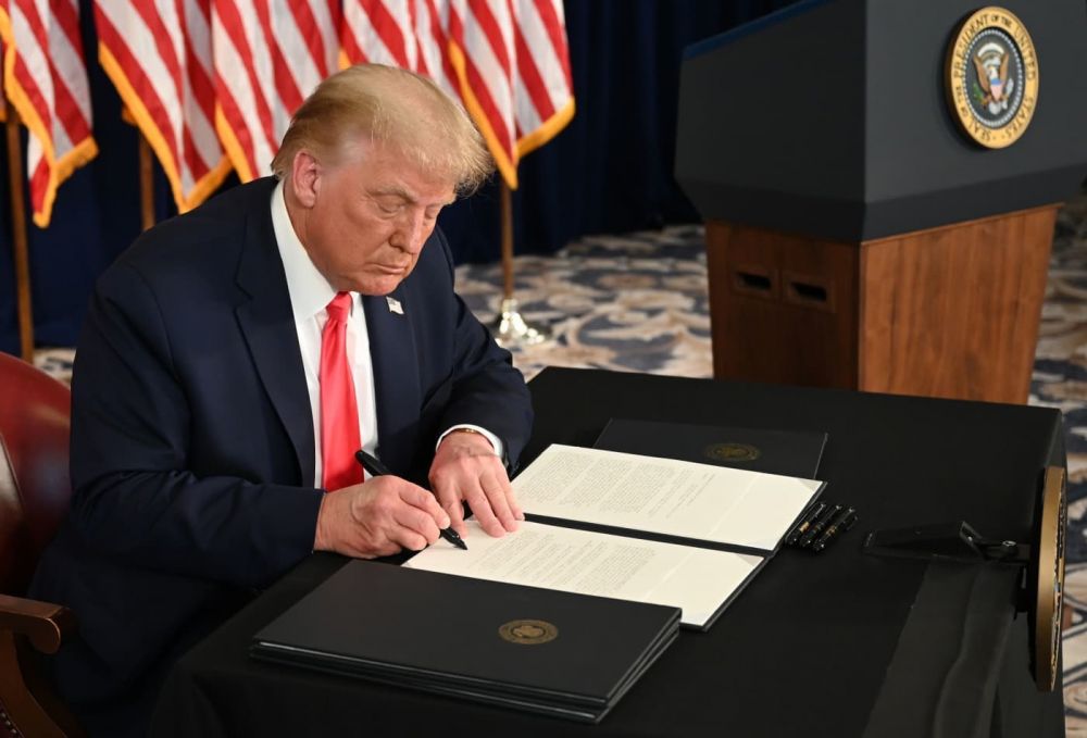 Tổng thống Mỹ ký dự luận ngân sách sát hạn