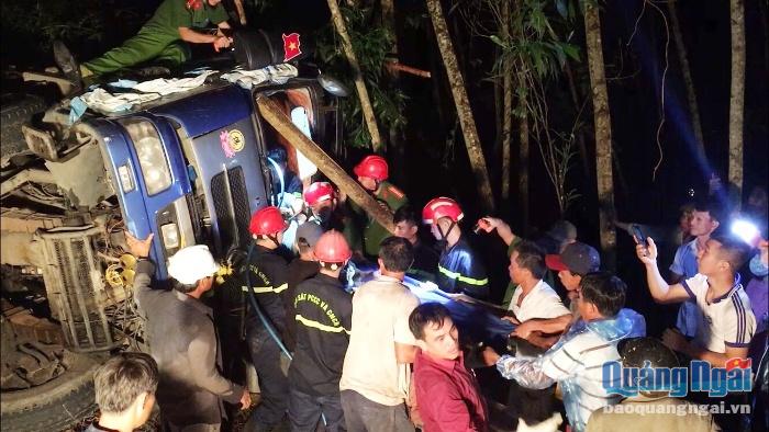 Cứu nạn nhân bị mắc kẹt trong xe tải lật ở đèo Đồng Ngỗ