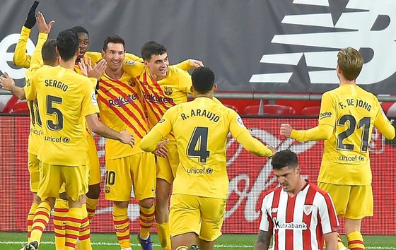 Messi ghi cú đúp giúp Barca lên hạng 3