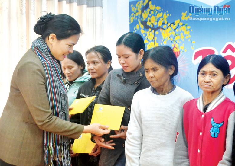 Chủ tịch Hội LHPN Việt Nam Hà Thị Nga: Thăm, tặng quà cho phụ nữ, học sinh nghèo
