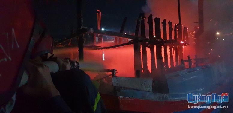 Quảng Ngãi: Cháy tàu cá trong đêm