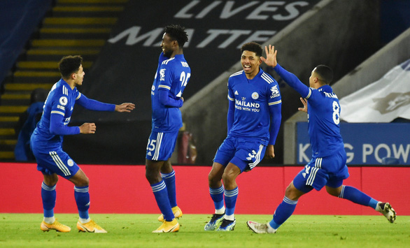 Hạ gục Chelsea, Leicester hiên ngang lên đỉnh bảng Premier League