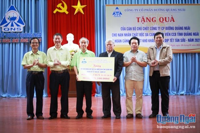 Công ty CP đường Quảng Ngãi tặng quà cho nạn nhân chất độc da cam và cựu chiến binh nghèo