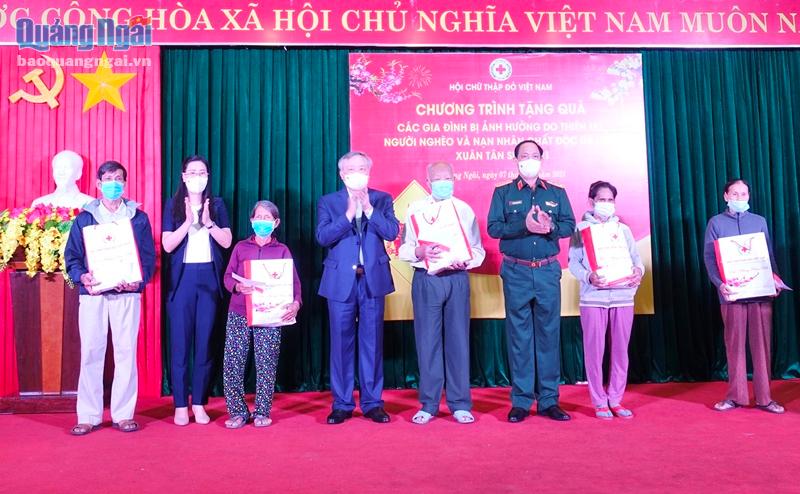 Ủy viên Bộ Chính trị Nguyễn Hòa Bình thăm, tặng quà Tết ở tỉnh Quảng Ngãi
