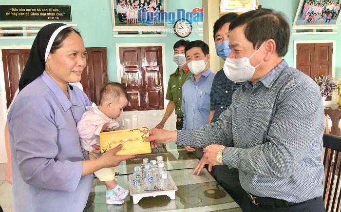 Chủ tịch UBND tỉnh Đặng Văn Minh thăm, tặng quà Tết tại Cô nhi viện Phú Hòa