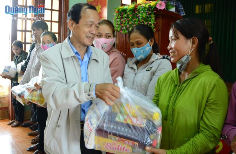 Hội Nhà báo tỉnh trao 50 suất quà Tết cho người nghèo