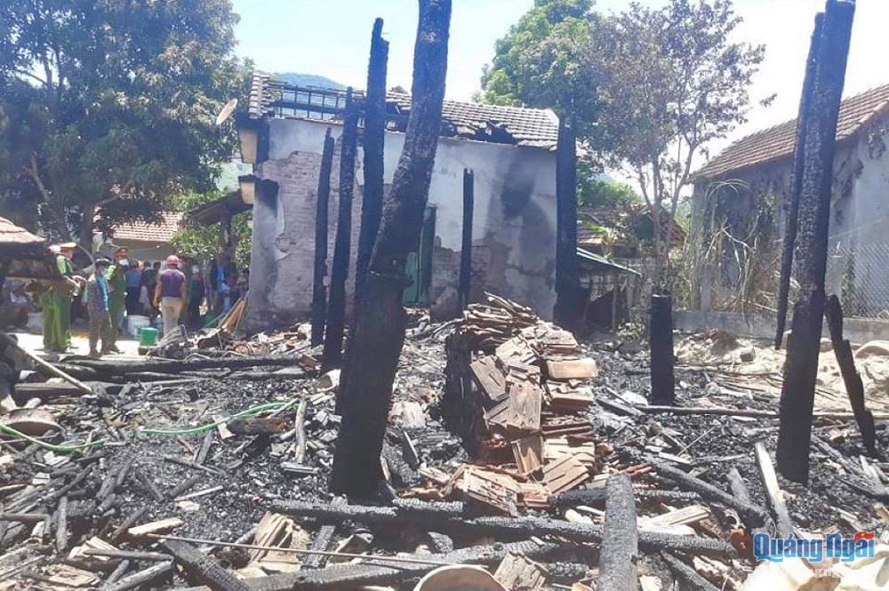 Một nhà dân ở Minh Long bị cháy, thiệt hại trên 300 triệu đồng