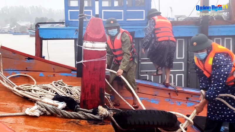 Video: Giúp ngư dân sắp xếp tàu thuyền tránh trú bão số 6
