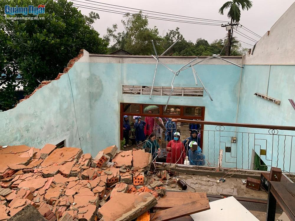 Lốc xoáy làm 15 nhà dân ở Bình Sơn bị tốc mái