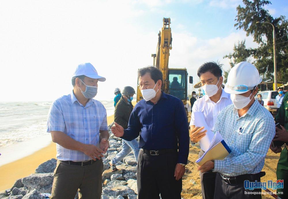 Chủ tịch UBND tỉnh Đặng Văn Minh chỉ đạo đầu tư khẩn cấp tuyến kè chắn sóng ở thôn Phổ Trường