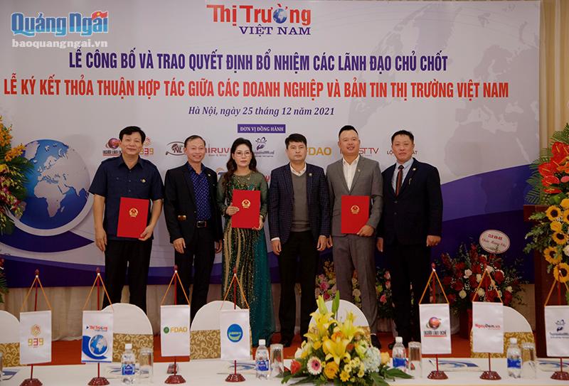 Ký kết thỏa thuận hợp tác giữa các doanh nghiệp và Bản tin thị trường Việt Nam