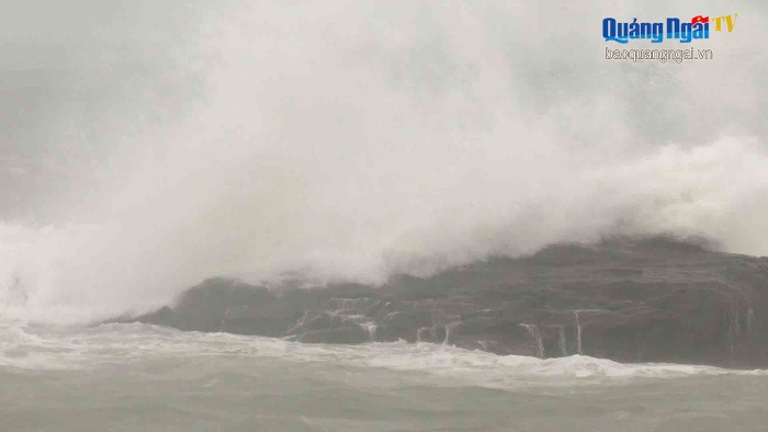 Video: Ảnh hưởng bão số 9, đảo Lý Sơn có mưa to, gió lớn