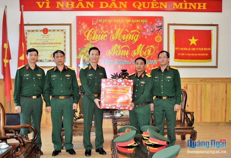 Phó Tổng Tham mưu trưởng QĐND Việt Nam kiểm tra và chúc Tết Bộ CHQS tỉnh
