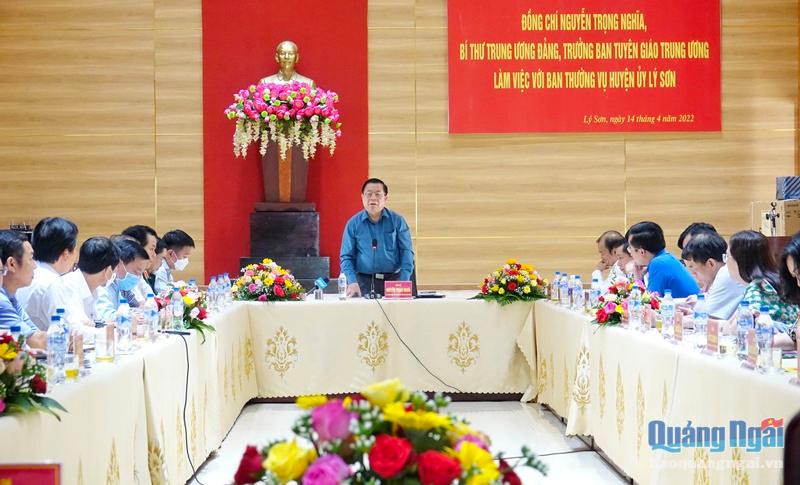 Trưởng ban Tuyên Giáo Trung ương Nguyễn Trọng Nghĩa làm việc với Ban Thường vụ Huyện uỷ Lý Sơn