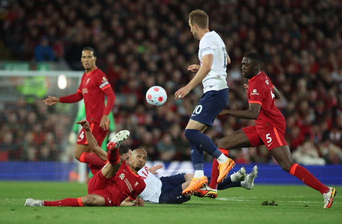 Liverpool - Tottenham chia điểm nảy lửa ở Anfield, Man United thua tan nát