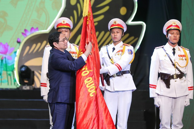 Thủ tướng trao tặng Huân chương Hồ Chí Minh cho lực lượng Cảnh sát nhân dân