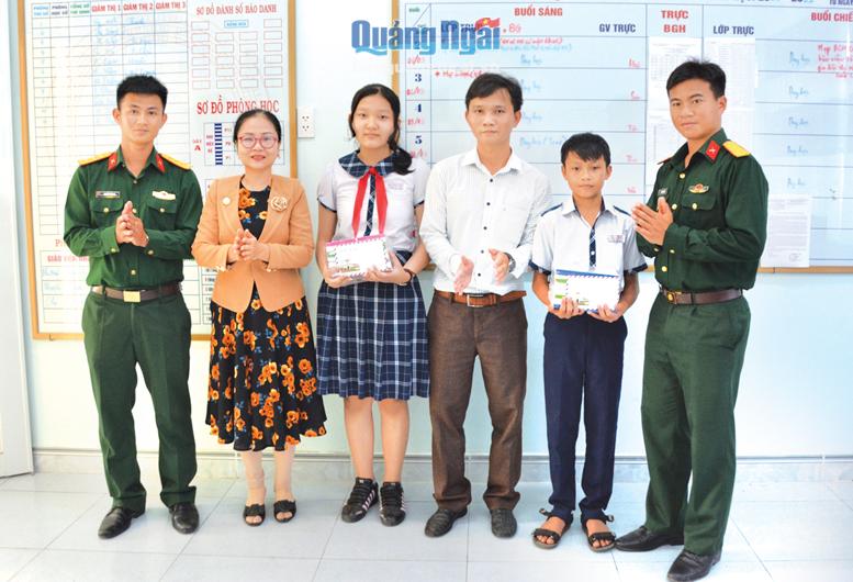 Chi đoàn Đại đội Trinh sát trao tiền hỗ trợ cho 2 học sinh nghèo Trường THCS Trần Phú (TP.Quảng Ngãi).