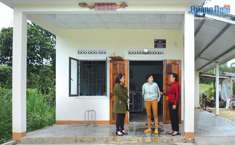 Từ mô hình “Tiết kiệm làm theo Bác”, Hội LHPN xã Tịnh Phong (Sơn Tịnh) vận động kinh phí xây dựng nhà ở cho gia đình chị Đặng Thị Mỹ Dung. 