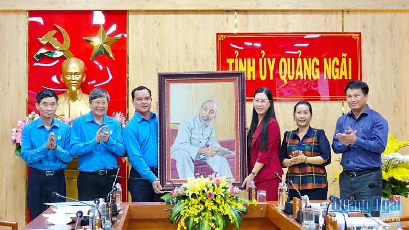 Tổng LĐLĐ Việt Nam tặng quà lưu niệm cho Thường trực Tỉnh ủy Quảng Ngãi