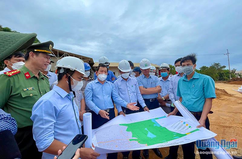 Chủ tịch UBND tỉnh Đặng Văn Minh (hàng đầu, thứ hai trái sang) kiểm tra tại hiện trường thi công Khu TĐC Vạn Tường (Bình Sơn).