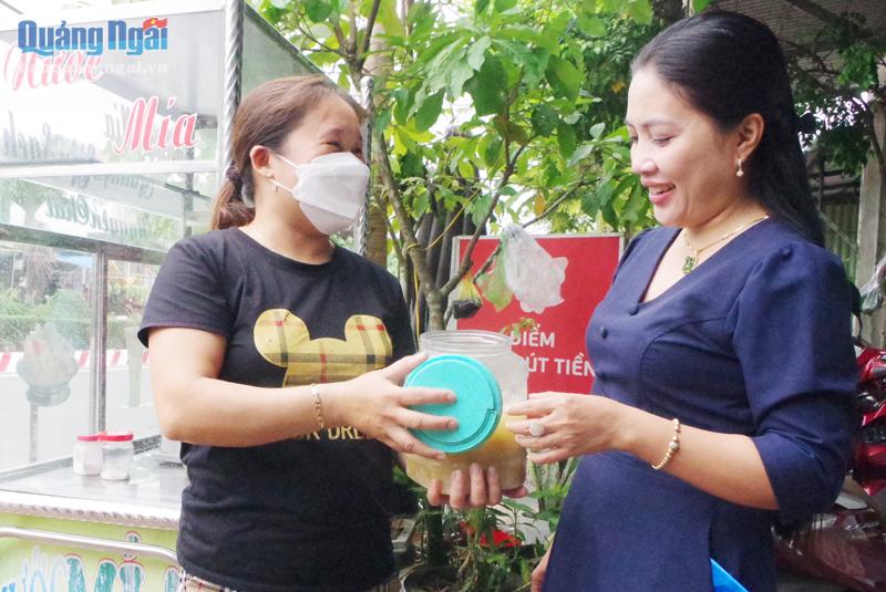 Cán bộ Hội LHPN thị trấn Trà Xuân (Trà Bồng) thăm hỏi chị Đặng Thị Cẩm (bên trái). 