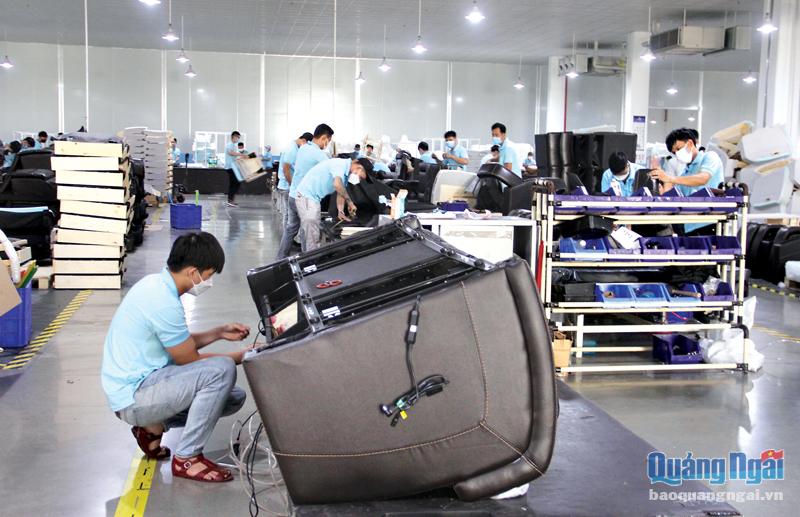 Sản xuất ghế nệm xuất khẩu tại Nhà máy Happy Dung Quất ở KCN VSIP Quảng Ngãi.                     ẢNH: P.Danh